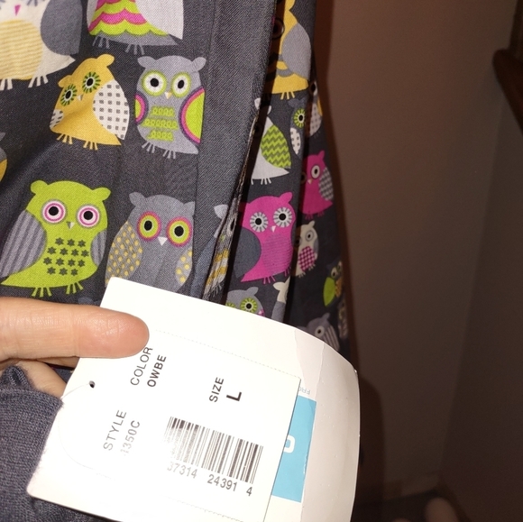 Bnwt  COLORFUL OWL SCRUBS - Picture 2 of 4